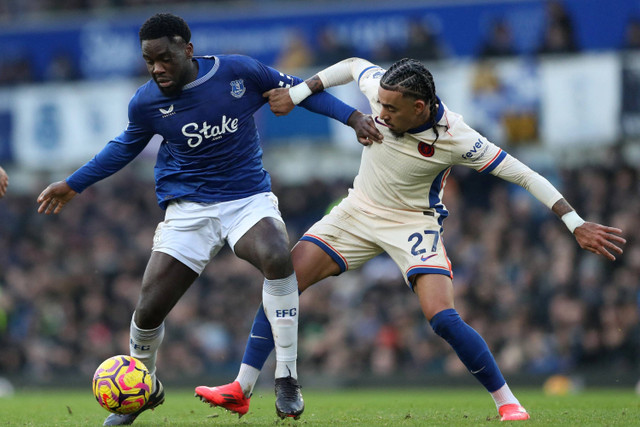 Pemain Chelsea Malo Gusto berebut bola dengan pemain Everton Orel Mangala pada pertandingan Liga Inggris di Goodison Park, Liverpool, Inggris, Minggu (22/12/2024). Foto: Scott Heppell/REUTERS