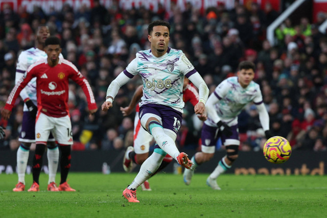 Pemain  AFC Bournemouth Justin Kluivert mencetak gol ke gawang Manchester United pada pertandingan Liga Inggris di Old Trafford, Manchester, Inggris, Minggu (22/12/2024). Foto: Phil Noble/REUTERS