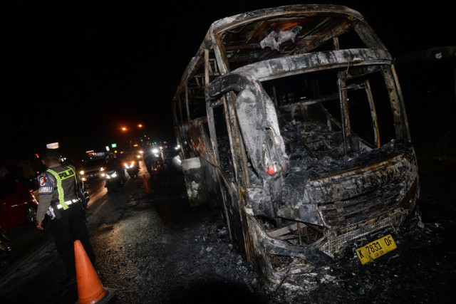 Anggota Satlantas Polres Klaten mengatur arus lalu lintas pascakebakaran di Jalan Solo-Yogyakarta, Delanggu, Klaten, Jawa Tengah, Minggu (22/12/2024). Foto: Aloysius Jarot Nugroho/ANTARA FOTO