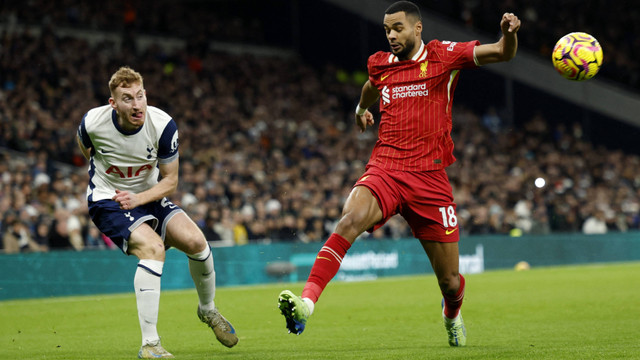 Aksi Dejan Kulusevski dan Cody Gakpo saat Tottenham Hotspur vs Liverpool dalam laga pekan ke-17 Liga Inggris 2024/25 di Tottenham Hotspur Stadium, London, pada Minggu (22/12) malam WIB. Foto: Action Images via Reuters/John Sibley