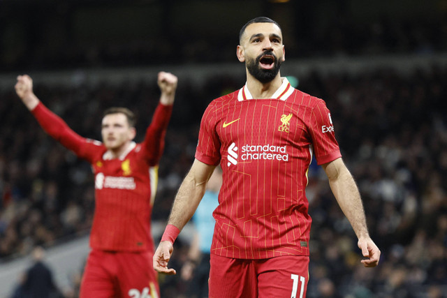 Selebrasi gol Mohamed Salah (kanan) saat Tottenham Hotspur vs Liverpool dalam laga pekan ke-17 Liga Inggris 2024/25 di Tottenham Hotspur Stadium, London, pada Minggu (22/12) malam WIB. Foto: Action Images via Reuters/John Sibley