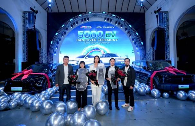 Anya Geraldine di acara penyerahan mobil listrik Chery di kawasan SCBD, Jakarta Selatan, Minggu (22/12/2024). Foto: Chery Indonesia