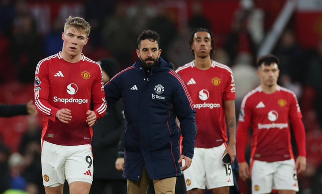 Rasmus Hojlund, Ruben Amorim, Leny Yoro & Lisandro Martinez usai Manchester United vs AFC Bournemouth pada pertandingan Liga Inggris di Old Trafford, Manchester, Inggris, Minggu (22/12/2024). Foto: Action Images via Reuters/Lee Smith