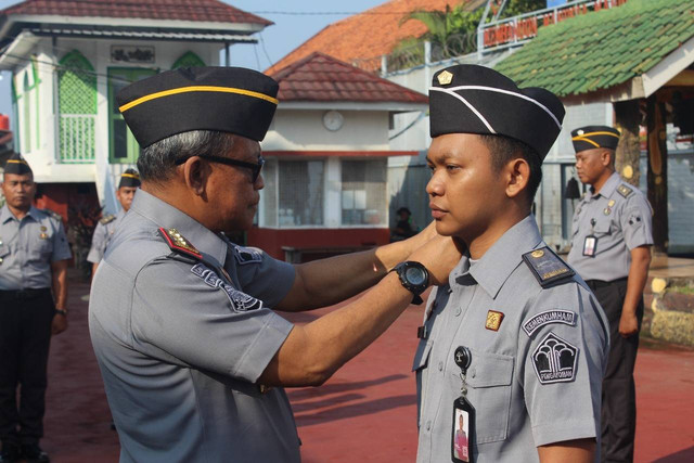 Apel Pagi Lapas Pekalongan Dirangkaikan dengan Kenaikan Pangkat Pegawai, Bagus Setiawan