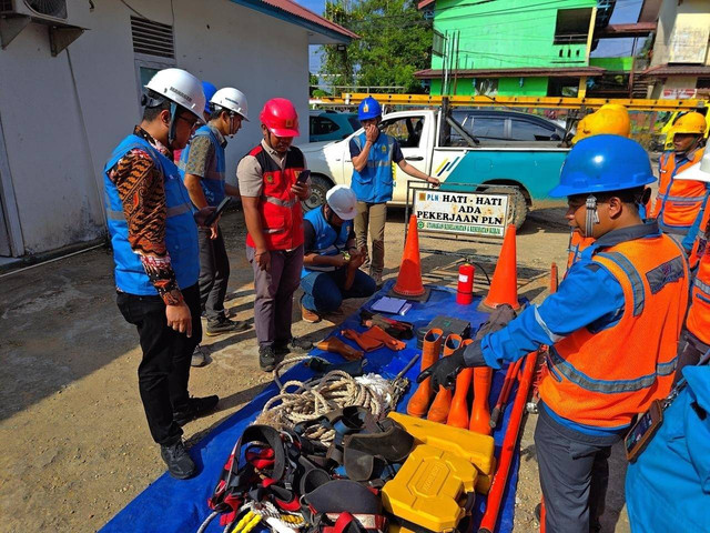 Manager PLN UP3 Sanggau, Hendy Gita Wedhatama melakukan pengecekan alat dan petugas dalam siaga Nataru. Foto: Dok. PLN Kalbar