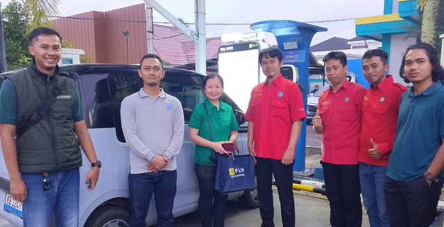 Manager PLN UP3 Ketapang Yusrizal Ibrani (ke empat dari kanan) bersama pengguna kendaraan listrik Ibu Thomas Hadi Purnama (ketiga dari kiri) foto bersama. Foto: Dok. PLN Kalbar