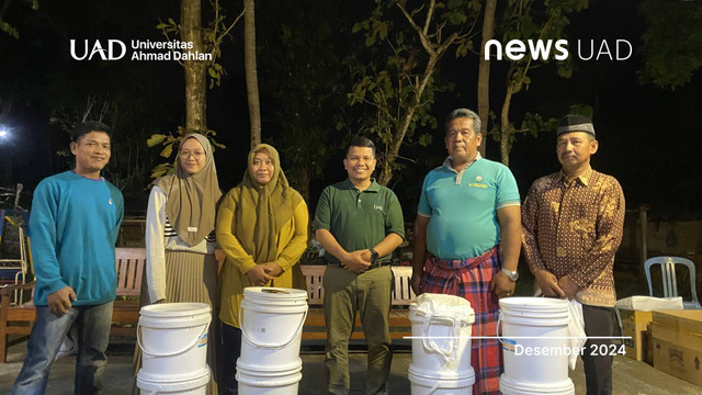 Pelatihan Pengelolaan Sampah Rumah Tangga dengan Metode Ember Tumpuk oleh Mahasiswa KKN tematik UAD periode ke-133 (Dok. KKN UAD)