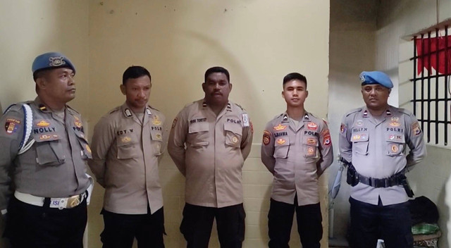 Bripka Edy W (kedua kiri), Aipda Jose Tortet (tengah), Bripda S Djawa (kedua kanan), saat menyampaikan maaf. Dok: Polda Maluku