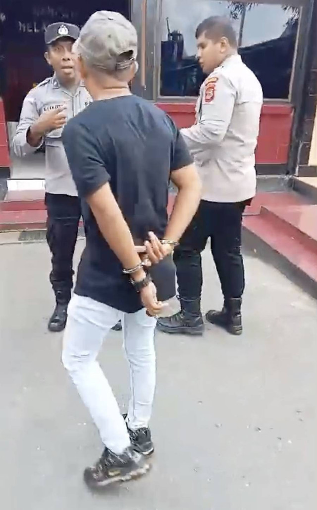 Saat korban diborgol. Dok: Ist.