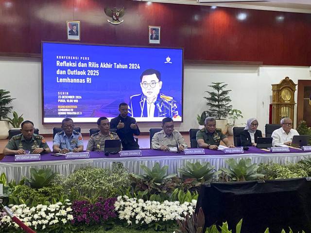 Konferensi Pers Refleksi dan Rilis Akhir Tahun 2024 dan Outlook 2025 Lemhannas RI di Kantor Lemhannas, Jakarta pada Senin (23/12/2024). Foto: Abid Raihan/kumparan