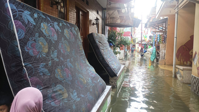 Banjir rob di Blok Empang Muara Angke, Kelurahan Pluit, Jakarta Utara, pada Kamis (19/12/2024). Foto: Agaton/kumparan