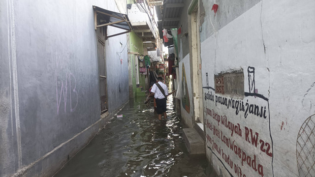 Banjir rob di Blok Empang Muara Angke, Kelurahan Pluit, Jakarta Utara, pada Kamis (19/12/2024). Foto: Agaton/kumparan