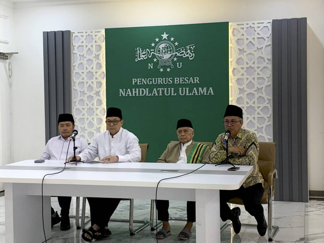 Rais Jam'iyyah Ahlith Thariqah al-Mu'tabarah an-Nahdliyah (Jatman), KH Ali Masykur Musa (kedua dari kiri) di Kantor PBNU, Jakarta, Senin (23/12/2024). Foto: Luthfi Humam/kumparan