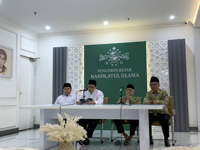 Rais Jam'iyyah Ahlith Thariqah al-Mu'tabarah an-Nahdliyah (Jatman), KH Ali Masykur Musa (kedua dari kiri) di Kantor PBNU, Jakarta, Senin (23/12/2024). Foto: Luthfi Humam/kumparan