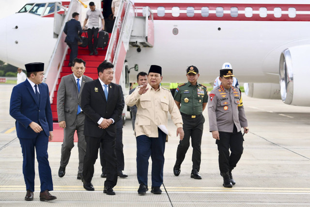 Usai lawatan ke mesir, Presiden Prabowo tiba di tanah air dan langsung melakukan rapat terbatas di Lanud Halim Perdanakusumah, Jakarta Timur, Senin (23/12/2024). Foto: Cahyo/Biro Pers Sekretariat Presiden