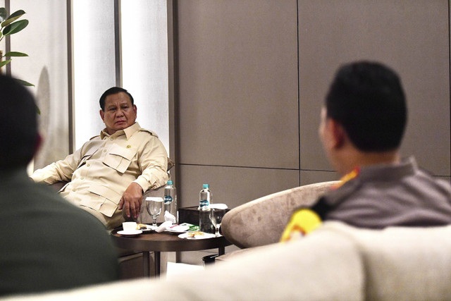 Usai lawatan ke mesir, Presiden Prabowo tiba di tanah air dan langsung melakukan rapat terbatas di Lanud Halim Perdanakusumah, Jakarta Timur, Senin (23/12/2024). Foto: Cahyo/Biro Pers Sekretariat Presiden