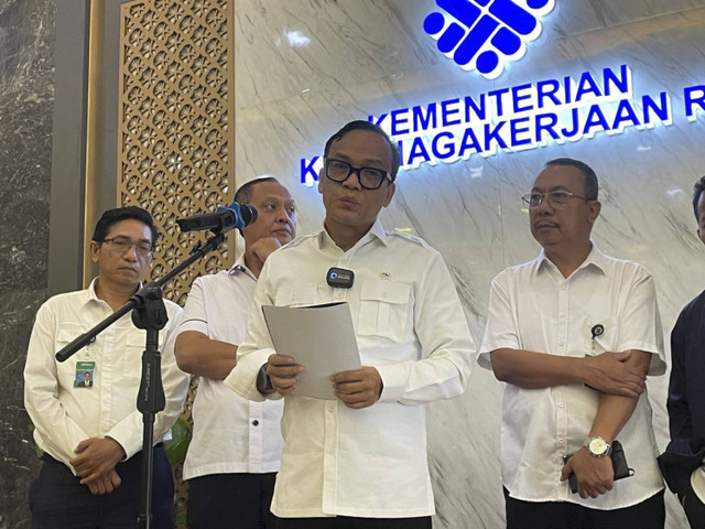 Wakil Menteri Ketenagakerjaan (Wamenaker), Immanuel Ebenezer saat konferensi pers di Kantor Kementerian Ketenagakerjaan, Senin (23/12/2024). Foto: Ghifari/kumparan 