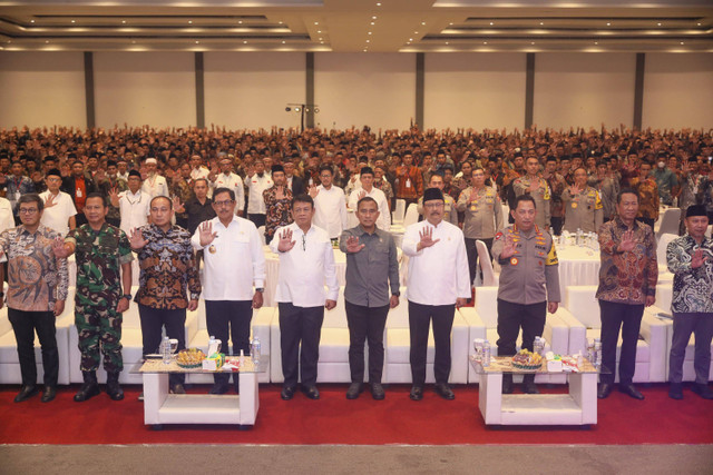 Deklarasi pembubaran Jamaah Islamiyah oleh 1.400 eks-anggota Jamaah Islamiyah secara langsung dan 7.000 orang eks-Jamaah Islamiyah secara daring di Solo, Sabtu (21/12/2024). Foto: Dok. Istimewa