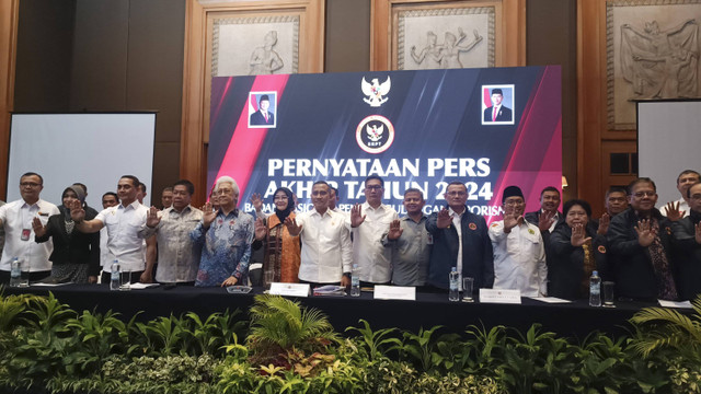 Kepala BNPT Komjen Pol Eddy Hartono pimpin pernyataan pers akhir tahun 2024 di Hotel Aryaduta, Jakpus, Senin (23/12/2024). Foto: Thomas Bosco/kumparan