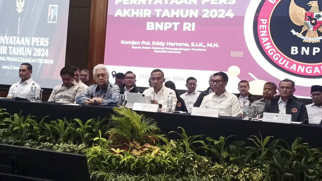 Kepala BNPT Komjen Pol Eddy Hartono pimpin pernyataan pers akhir tahun 2024 di Hotel Aryaduta, Jakpus, Senin (23/12/2024). Foto: Thomas Bosco/kumparan