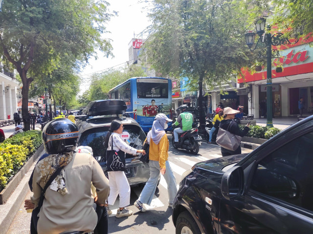 Suasana Jalan Malioboro jelang Natal dan tahun baru, Senin (23/12/2024). Foto: Arfiansyah Panji Purnandaru/kumparan