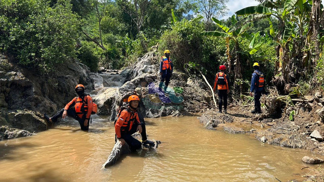 Suasana pencarian korban diduga terseret arus anak sungai Kali Pacal, di Desa Jari, Kecamatan Gondang, Kabupaten Bojonegoro, Jawa Timur. Senin (23/12/2024).