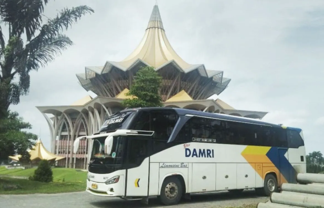 Bus Damri di Kuching. Jelang Nataru Damri tambah 67 armada. Foto: Dok. Damri 