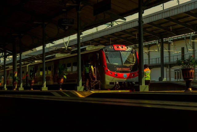 Stasiun kereta dekat Ciumbuleuit. Foto hanyalah ilustrasi bukan tempat sebenarnya. Sumber: Unsplash/Bantar Prakoso