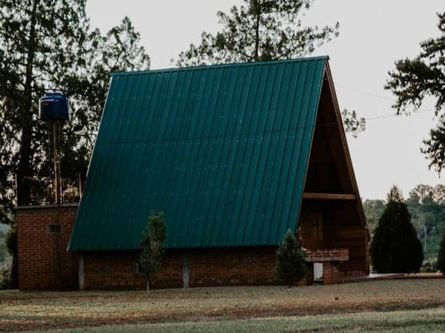 Harga menginap di Bungalow Homes Bandung. Foto hanyalah ilustrasi bukan tempat sebenarnya. Sumber: Unsplash/Ariel Schmunck