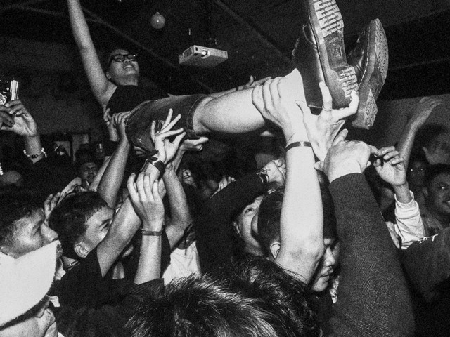 seorang perempuan melakukan stage diving dengan amat riang (foto : Muhammad Ammar mufid)