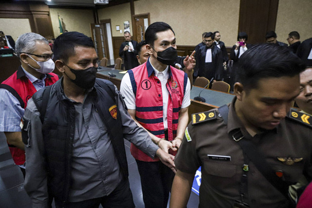 Terdakwa kasus dugaan korupsi Harvey Moeis usai menghadiri sidang pembacaan vonis di Pengadilan Tipikor, Jakarta, Senin (23/12/2024). Foto: Iqbal Firdaus/kumparan