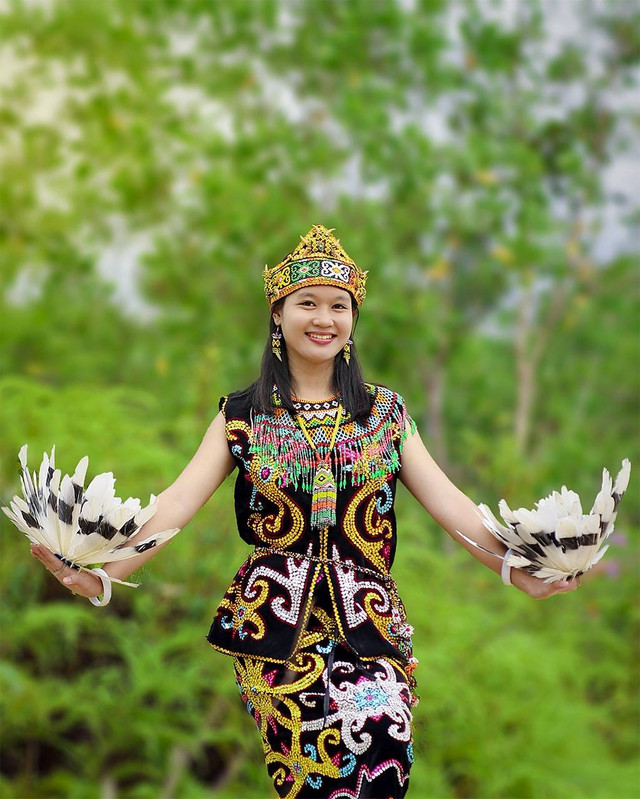 Ilustrasi wanita suku dayak, (sumber: https://pixabay.com/id/photos/wanita-indonesia-budaya-suku-7030494/)