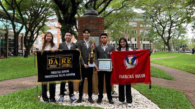 Tim Delegasi Fakultas Hukum (FH) Universitas Pelita Harapan (UPH) berhasil meraih Juara 1 dalam perlombaan Debat Nasional Merak Hafara Law Fair 2024 yang diselenggarakan oleh Universitas Trunojoyo, Madura. Tim FH UPH terdiri dari tiga mahasiswa, yakni Putu Davis Justin Thenata (2022), Thomas Rifera Indraputra Silalahi (2023), Marvino Nathanael Singgih (2023), serta dengan bantuan tim riset yang beranggotakan, Stephanie Sigrid (2024) dan Jeselyn Huga (2024).