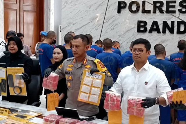 Kapolrestabes Bandung Kombes Pol Budi Sartono menunjukkan barang bukti dan tersangka saat rilis narkoba di Polrestabes Bandung, Senin (23/12/2024). Foto: Robby Bouceu/kumparan