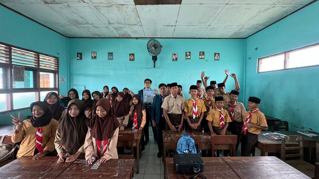 Foto bersama siswa-siswi SMP Al Islam Tambakbulusan, Demak.