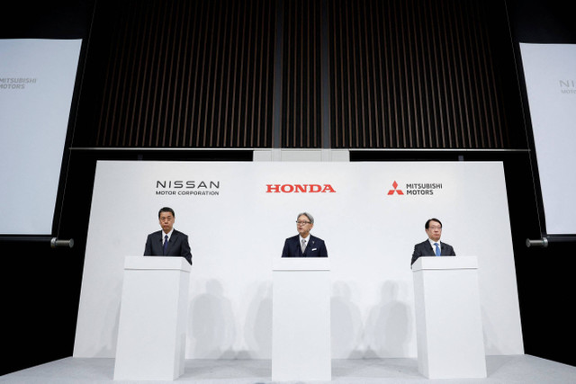 Presiden dan CEO Nissan Motor Corporation Makoto Uchida, Presiden dan Representative Executive Officer Honda Toshihiro Mibe dan Presiden dan CEO Mitsubishi Motors Takao Kato menghadiri konferensi pers bersama di Tokyo, Jepang, Senin (23/12/2024). Foto: Kim Kyung-Hoon/REUTERS