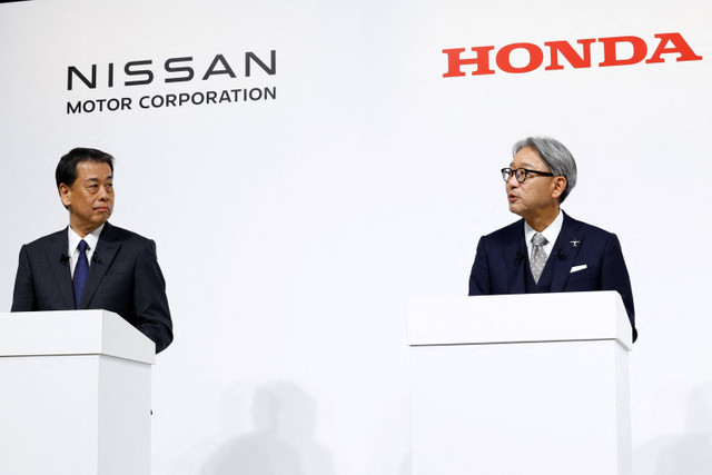 Presiden dan CEO Nissan Motor Corporation Makoto Uchida, Presiden dan Representative Executive Officer Honda Toshihiro Mibe menghadiri konferensi pers bersama di Tokyo, Jepang, Senin (23/12/2024). Foto: Kim Kyung-Hoon/REUTERS