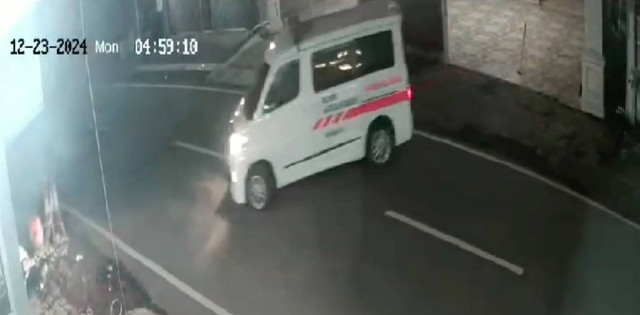 Ambulans yang dicuri, terekam CCTV. Dok: Ist.