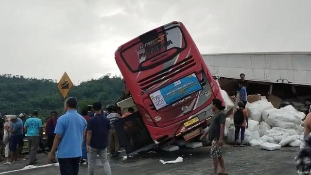 Kecelakaan bus pariwisata dan truk di KM 77 Tol Pandaan Malang, Senin (23/12/2024). Foto: Dok. Istimewa