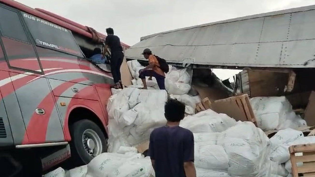 Kecelakaan bus pariwisata dan truk di KM 77 Tol Pandaan Malang, Senin (23/12/2024). Foto: Dok. Istimewa