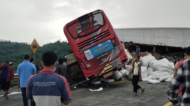 Kecelakaan bus pariwisata dan truk di KM 77 Tol Pandaan Malang, Senin (23/12/2024). Foto: Dok. Istimewa