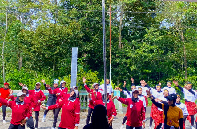 Tawa bahagia para ibu dalam lomba senam kreasi.