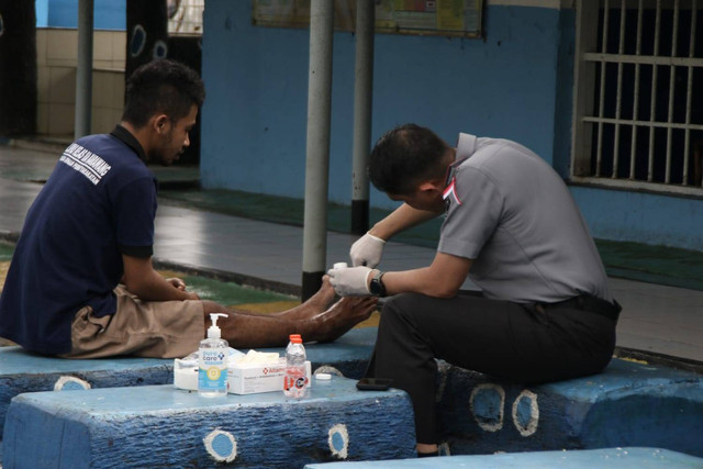 Petugas Lapas Kelas IIA Karawang mengoleskan obat untuk narapidana yang menderita scabies atau kudis. Dok Lapas Kelas IIA Karawang