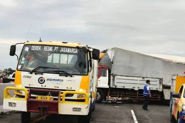 Unit dari PT Jasamarga melakukan penanganan kecelakaan antara satu bus dan truk di KM 77+200 Jalan Tol Pandaan-Malang, Jawa Timur, Senin (23/12/2024). Foto: Jasamarga/HO/Antara