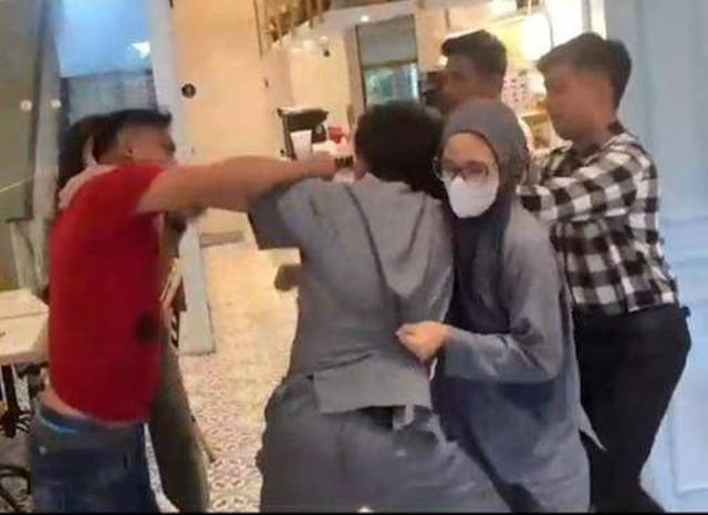 Potongan video penganiayaan terhadap koas di salah satu cafe di Palembang. Foto : Istimewa