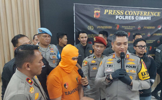 Polres Cimahi menggelar konferensi pers kasus asusila begal pantat, Senin (23/12/2024). Foto: Polres Cimahi