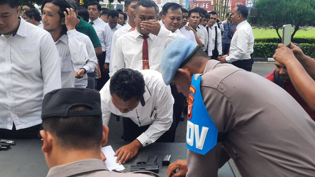 Pengecekan senjata api kepada anggota polisi di Polda DIY, Sanggrahan, Condongcatur, Depok, Sleman, Daerah Istimewa Yogyakarta (DIY), Senin (23/12/2024).Foto: Hadid Husaini