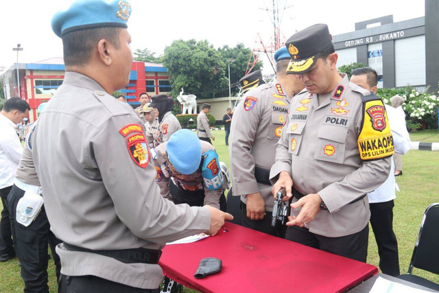 Waka Polda Sumsel, Brigjen M Zulkarnain, saat memeriksa kelengkapan senjata api personel. (ist)