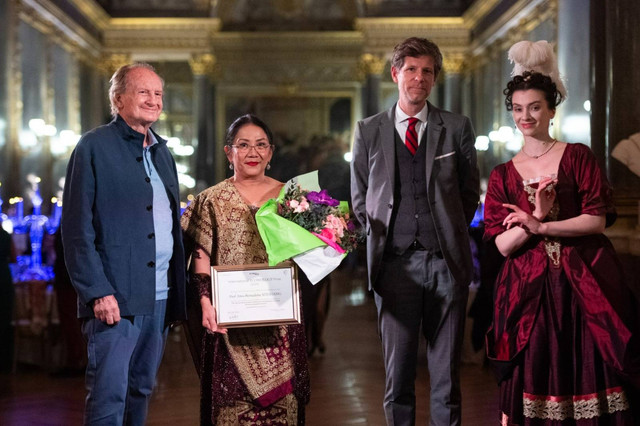 Prof. Dr. dr. Irma Bernadette S. Sitohang, dokter spesialis kulit di RS Universitas Indonesia, terima NAOS Ecobiology International Award 2024.  Foto: Dok. Istimewa