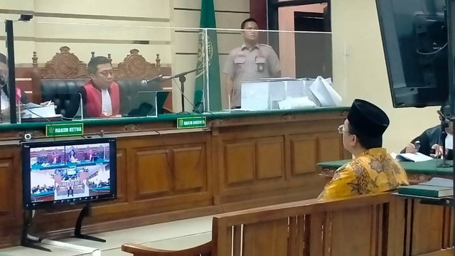 Bupati Sidoarjo nonaktif Ahmad Muhdlor Ali atau Gus Muhdlor saat menjalani sidang vonis di Pengadilan Tipikor Surabaya, Senin (23/12/2024). Foto: Dok. Istimewa